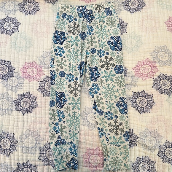 ❄️ snowflake ❄️ bamboo 2 piece pjs in size 4t. Great condition! - Picture 6 of 9
